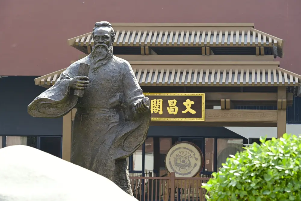 Campus of Beijing Academy with a statue of Confucius