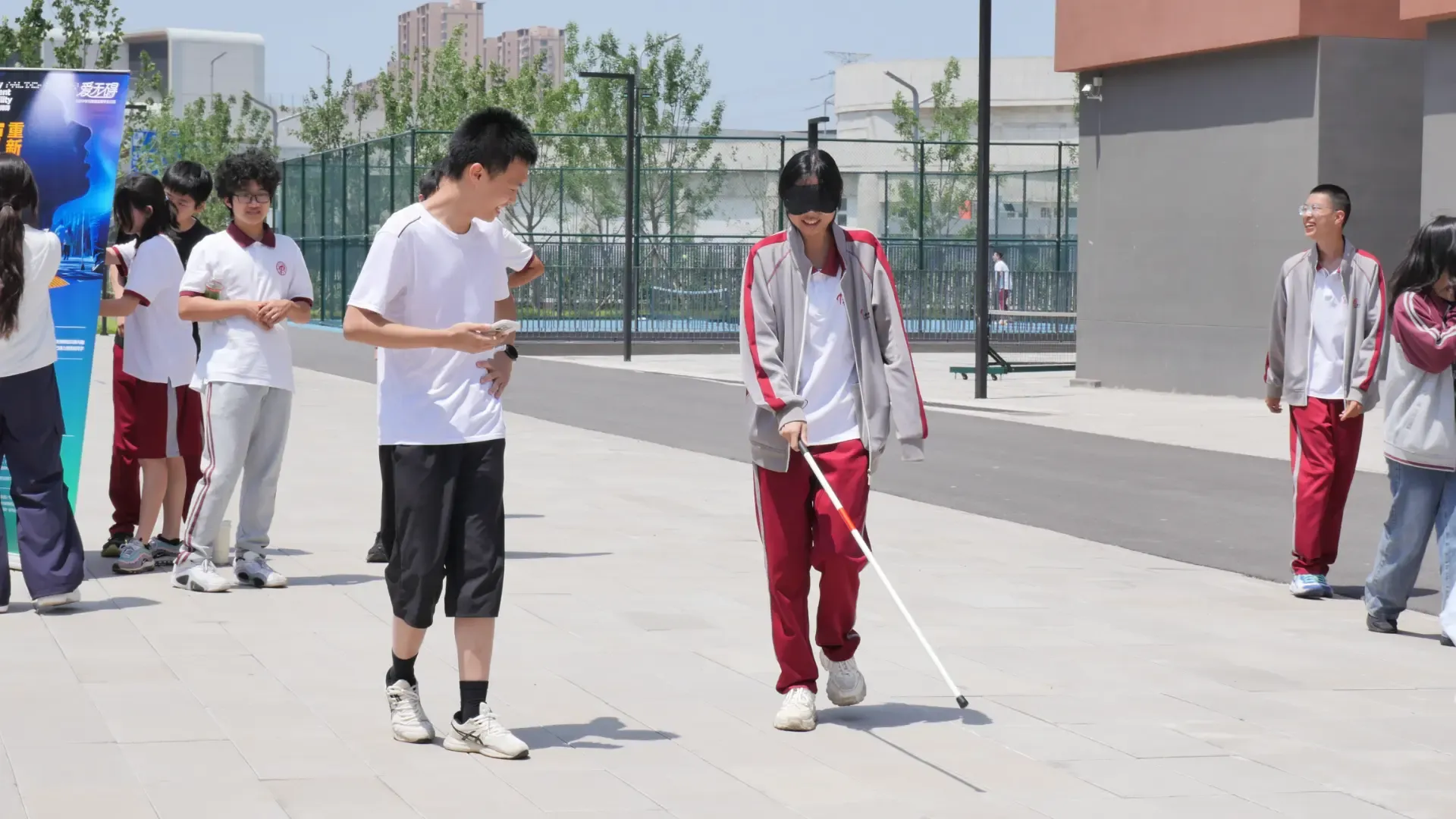 一位学生正在体验盲杖