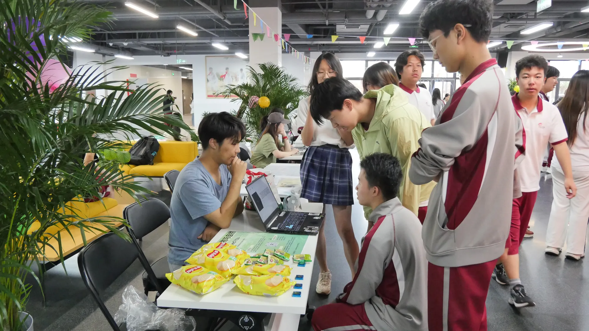 几位同学正在作答生物与自然社团出的题目