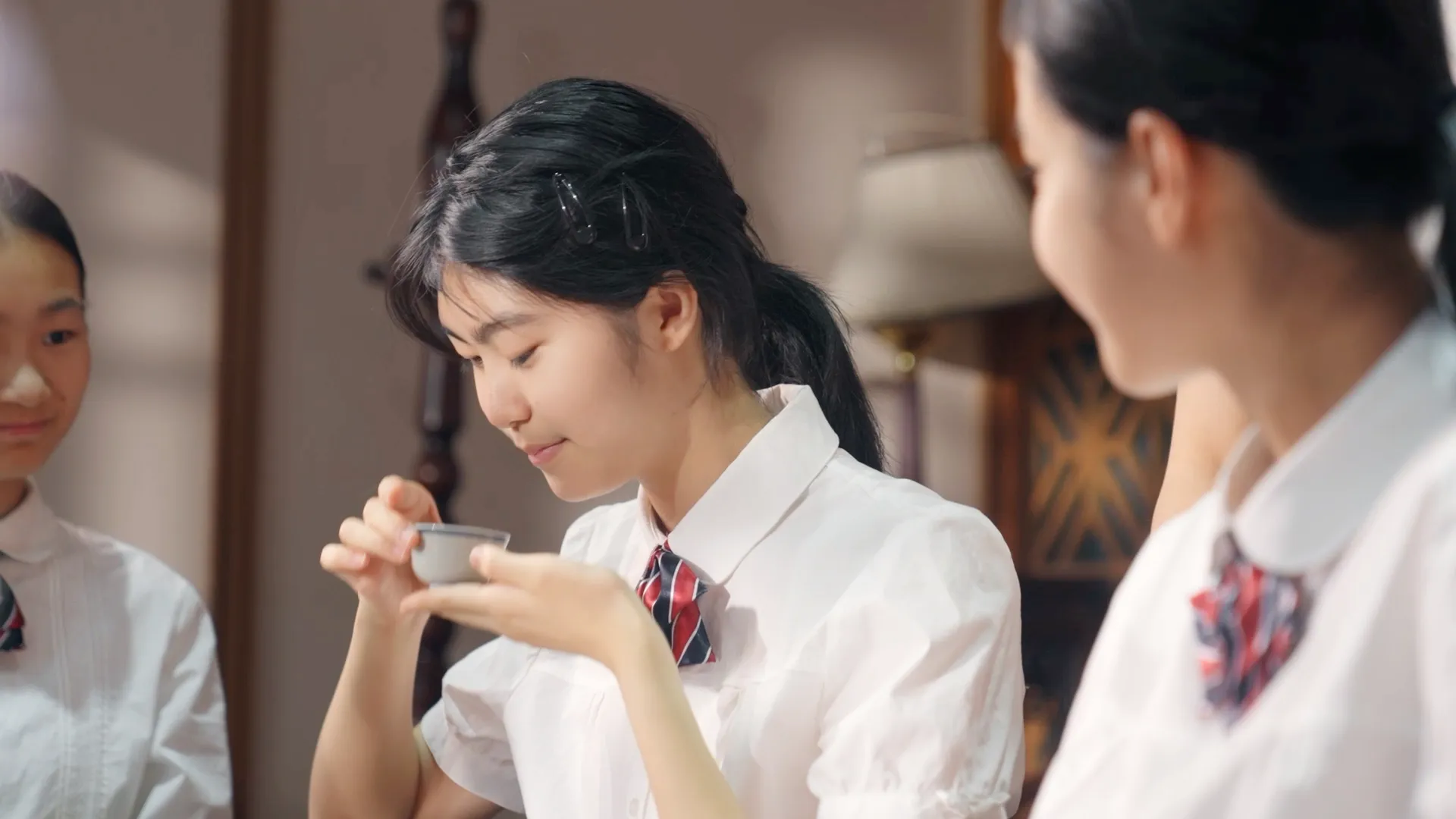 一位女学生正在品茶