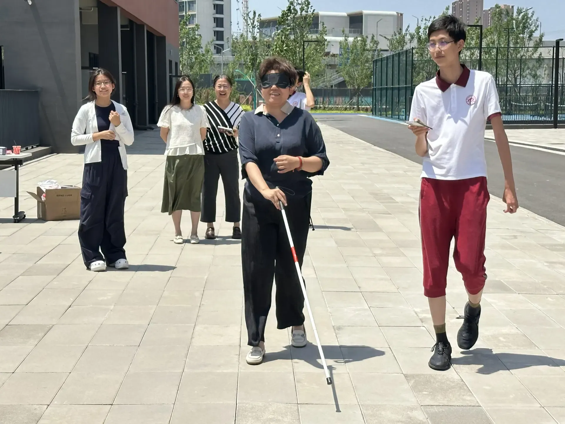 一位老师正在体验盲杖