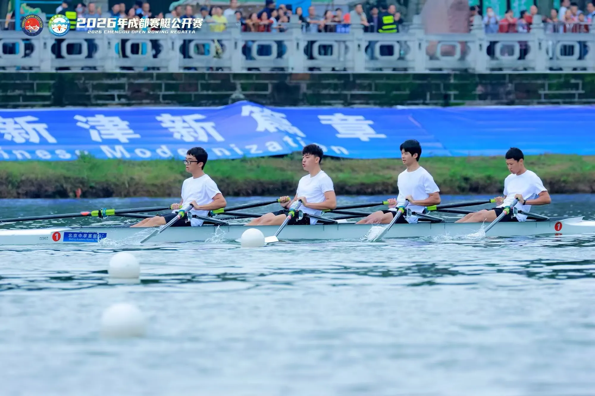 一群北京中学学生正在湖面上赛艇