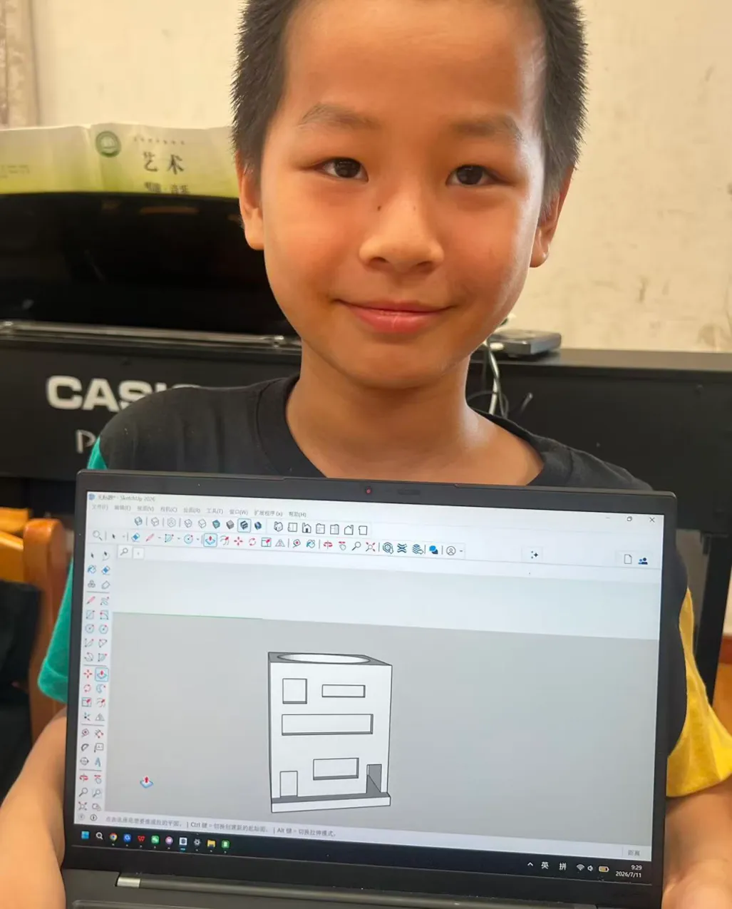 一位湖南小学生向观众展示自己在电脑上制作的学校模型