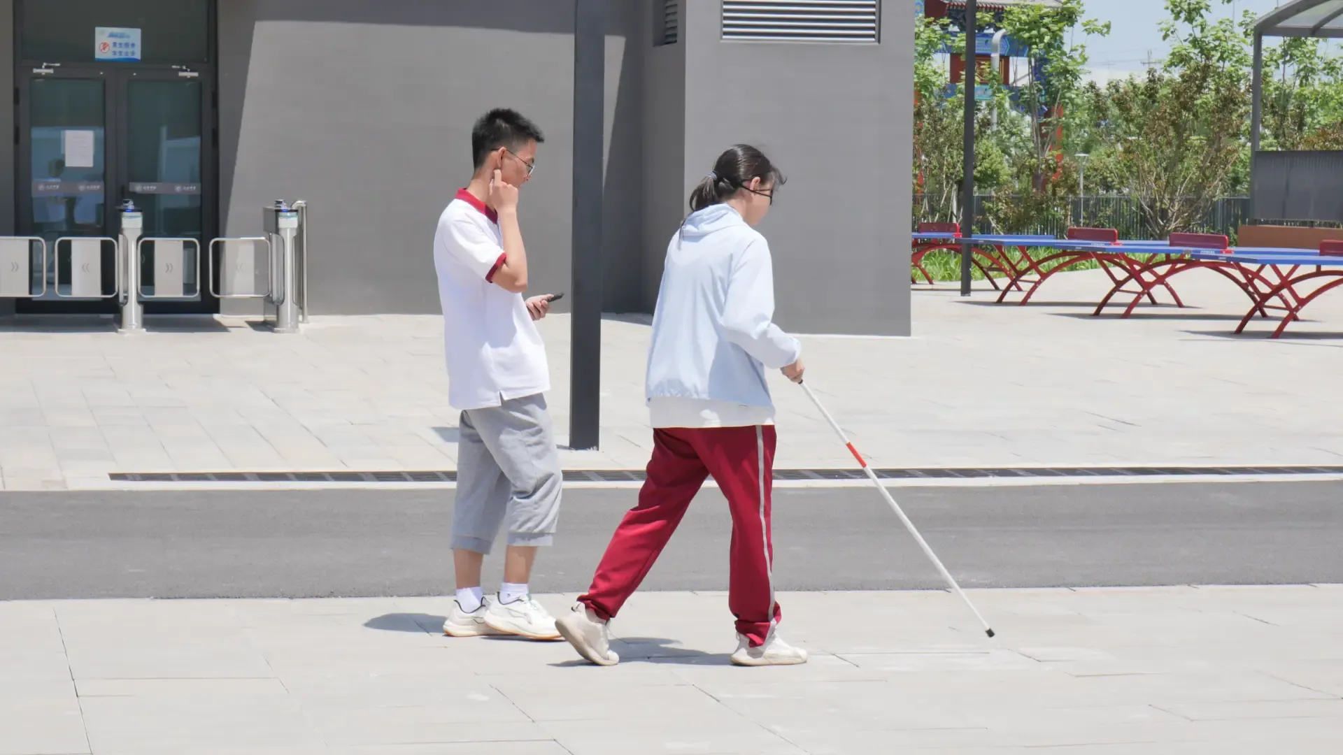 一位学生正在体验盲杖