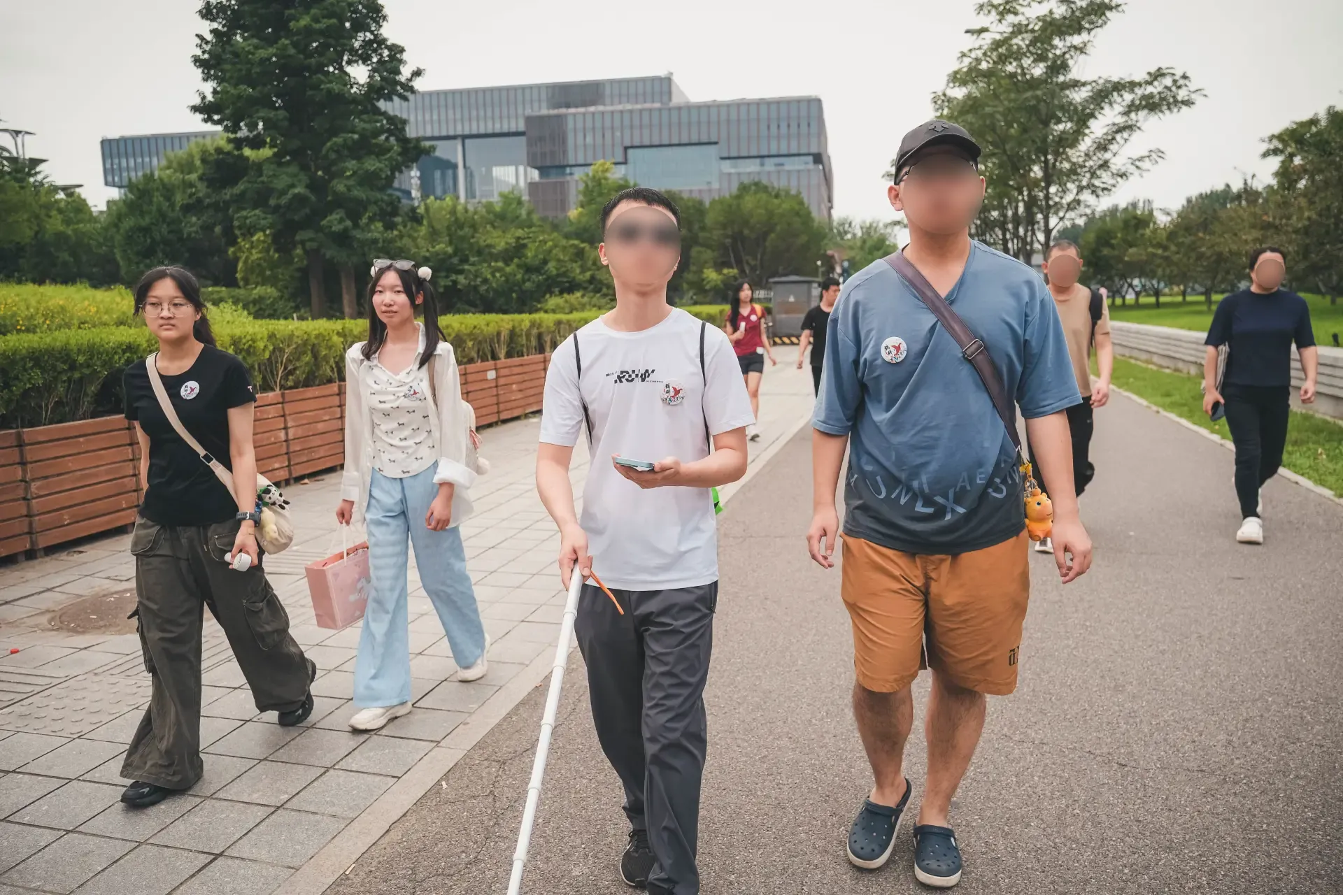 两位鹤群公益的活动参与者正在奥森公园外面的步行路线上